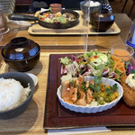 上高地あずさ珈琲 - 信州サーモンのレアステーキ定食、カニクリームコロッケ、ご飯、豚汁のセット