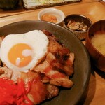 Kawara Kafe Ando Dainingu - 豚バラ&炙りチャーシュー！究極のダブル合盛り豚丼 1280円