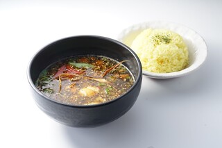 SoupCurry Beyond Age - ・リピーターから愛され続ける根強い人気の一品です。
                        ・きのこ風味たっぷりの鶏挽肉のペーストが決めて。
                        ・温泉卵、納豆、オクラ、じゃが芋、人参が入っています。