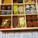 いち福 本店 - ９つに仕切られた箱の中には可愛い和菓子達が勢揃い♪
