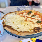 99 Pizza Napoletana Gourmet - ハーフ＆ハーフのピッツァ（クアトロフォルマッジ・マルゲリータ）
