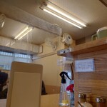 らぁめん 一福 - 店内左奥のテーブル席方面。