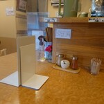 らぁめん 一福 - カウンターコーナー、玄関扉前。