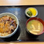 炭火豚丼 豚元 - 豚丼並700円　豚肉はミックス