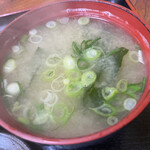 富士 - 出汁がよく効いていて、具材はシンプルにワカメとネギだけでした