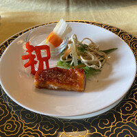 華正樓 鎌倉店 - 前菜　「祝」の文字を大根で作ってくれました