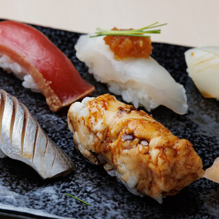 融合了傳統技術制作的江戶前壽司和當地食材制作的壽司
