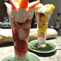 グラール - ■マンゴーとクリームチーズパフェ
                      ■イチゴのミルフィーユパフェ