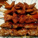 木村家 - もつ焼盛合せ(タレ) ～ 一味をふって