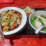 華龍飯店 - 【2022.1.27(木)】中華丼と水餃子スープのセット(サラダ付)980円