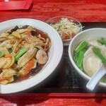 華龍飯店 - 【2022.1.27(木)】中華丼と水餃子スープのセット(サラダ付)980円