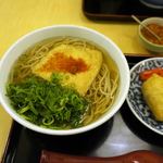 因幡うどん - きつねそばにネギと一味