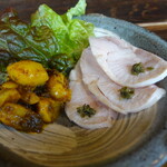 Supaisukare bomaile - 半熟蒸し鶏の大葉胡椒和え、ニンニクアチャール