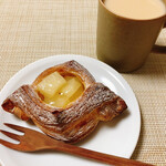 Ｂｒｅａｄ Ｃｒａｆｔ　オオウラ - 洋梨のデニッシュ　カスタード入り280円税込