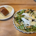 リゾラ・フェリーチェ - サラダ：イタリア産ハードチーズとパン