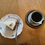 食堂カフェ daily - キャロットケーキ　430円 ブラジルコーヒー　ケーキとセット割で350円 支払い合計金額　780円。