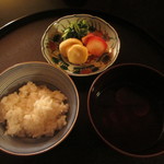 招福樓 - 炊き立てのご飯、宍道湖のしじみの赤だし、香の物