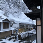 古勢起屋 - お向かいの宿は賛否両論のスタイリッシュに立て替えられた宿。
      隈研吾のデザインらしい。