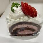 cafe konditorei wien - エアドベアルラーデ４３０円。
             
            滑らかな苺クリームとチョコスポンジのロールケーキです。