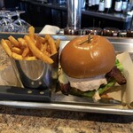 The Hungry Monk - Back Home Burger(Friesトッピング)♪