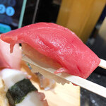 Banyanosushi - まずはマグロを頂きましょう！
                口の中で溶けるような食感。ネタが大きいのも嬉しいポイントです。