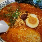 丸源ラーメン - さっそく、揚げにんにく、どろだれラー油を加える