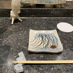 Yakitori Toki - 陶器作家にオーダーした器もも肉味わいの一つ