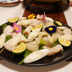 厚く切ったふぐ刺しを出汁に付けて