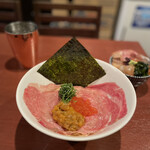 酒肴場 屯 - 大間産塩うにとA5ランク黒毛和牛のまぜそば¥1500、海鮮丼¥500