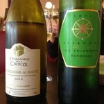 ビストロモンマルトル - グラスの白ワイン