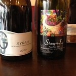 ビストロモンマルトル - グラスの赤ワイン