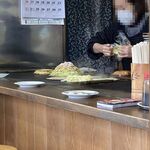 Okonomiyaki Matoba - 絶賛調理中！
