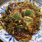 お好み焼　MATOBA - 料理写真:肉玉そば（ピリ辛麺）