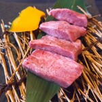 焼肉八七 - 旨い塩タンは分厚い