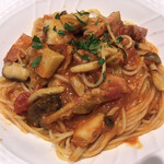 トラットリア ラ・カンパァーナ - ベーコン・ツナ・キノコのトマトソース