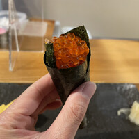 秀徳 2号店 - 赤身とイクラ手巻き
                    弾けよく、クリアな旨みが鮪を包んでいき、初めと終わりで味を二度と楽しめる手巻き。
                    赤酢のシャリと海苔の香りが手巻きらしいバランスを添えてくれました。