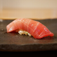 秀徳 2号店 - 中トロ
                    フォルムから想像通りのしなやかな食感。
                    纏まるにつれて甘みと香りが高まり、一体感よく。