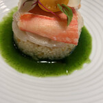 ラ・ファソン 古賀 - 紅ズワイ、茄子のキャビア仕立て、ホタテ、 柿、生姜、蜂蜜ヴィネガー風味のタブーレ クスクスが土台。とても爽やかな味わい。ホタテが新鮮。 紅ズワイ蟹がたっぷり。けっこうボリュームがある一品。