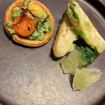 ラ・ファソン 古賀 - 白魚のタルトレット 香草バター風味 & 蕾菜の上新粉揚げ 春を感じるアミューズ。 蕾菜もほろ苦くて美味しい。