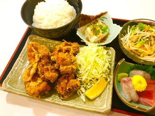 日比野市場鮮魚浜焼きセンター - 唐揚げ定食