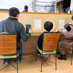 麺処 ごまや - 少年はミルクたんたんめんを食ってた。搾菜は苦手らしく、パパにあげてた。うちの息子っちもあと2、3年もすれば、このぐらいになるのか…