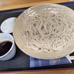 まつのや - せいろそば770円(税込)
            細いお蕎麦は強靭な歯応えで艶やか、すするのが苦手な私でもズズッとすすれました♪
            こりゃー旨い！このレベルのお蕎麦でこの金額は かなりコスパ良いんじゃなかろうか！？素晴らしい