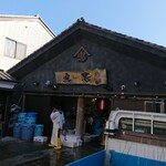 悠久 - 魚忠商店（鮮魚店）この右奥がちゅう心(食事処）