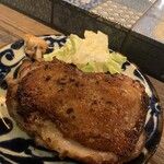 Fanki Harada Suri - こちらも名物　銘柄鶏使用の骨付きもも肉黒胡椒焼き。