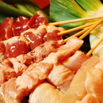Tosaka-na Dining Gosso - 新鮮な鶏のみを使用しジューシーな串焼きに焼き上げます。