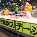 とれとれ市場 鮮魚コーナー - とれとれ市場の中では時折まぐろ解体ショーも行われています。