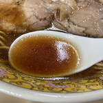 タンタン - 醤油ベースのスープはまろやかで、ふわっと柔らかな風味。
      深い奥行きを感じると言ったらいいのかな。
      八王子ラーメンをいくつも食べ歩いてきたけど、他店にはない味わいでクセになる。