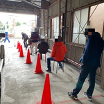 タンタン - 店舗到着は午後1時45分ころ。相変わらず行列が出来ている。入店待ちのカウントダウンでは、手前6人辺りから椅子に座れる。