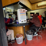 タンタン - 店内はカウンター席のみ。