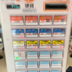 タンタン - 券売機を見ると、バラチャーシューには売り切れの×表示が出ているが、ロースチャーシューがまだ残ってるじゃん！！
      ということで、迷うことなくロースチャーシュー麺の大盛(900円)をポチリ。